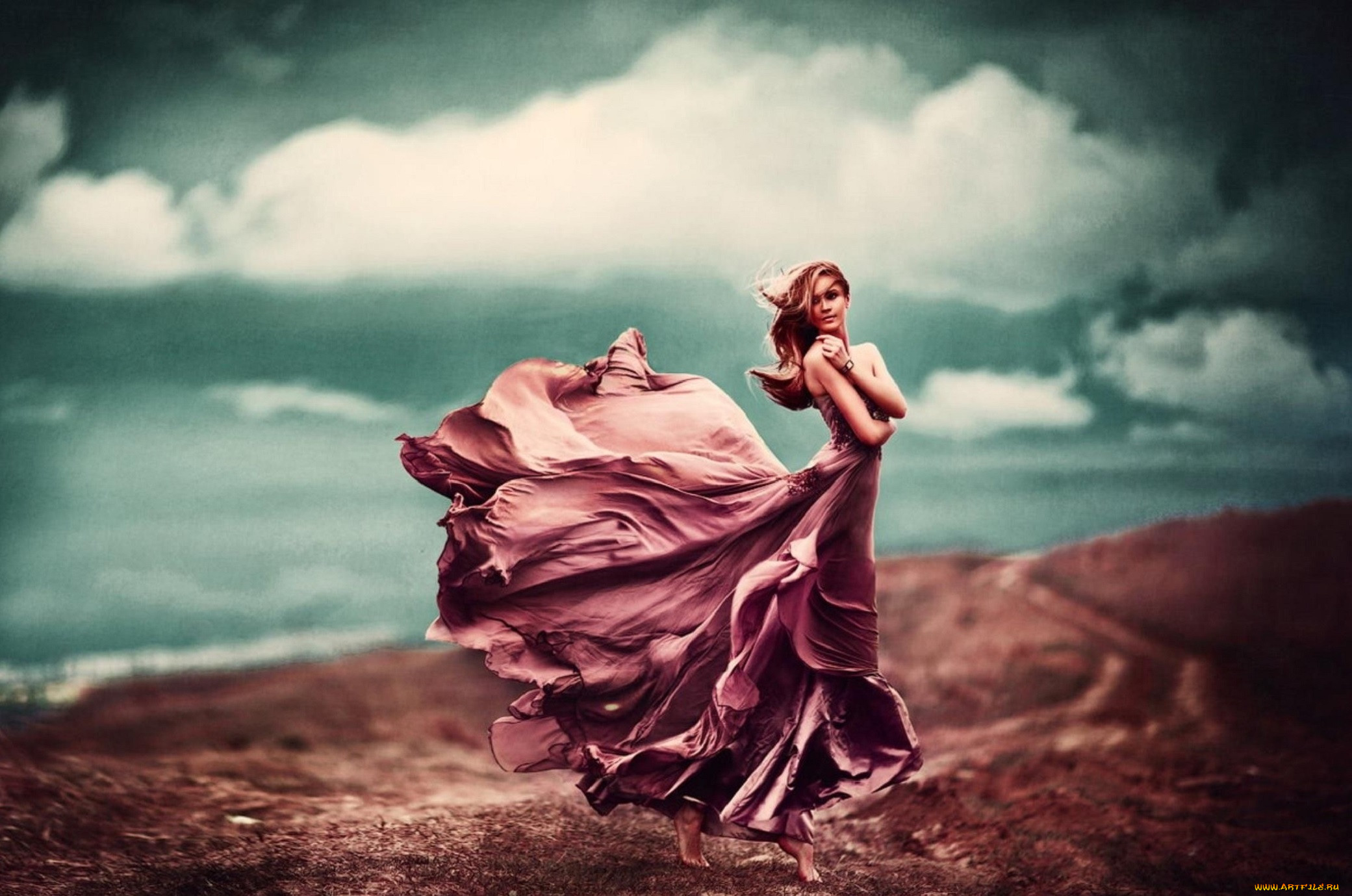 Девушки ветер платье
